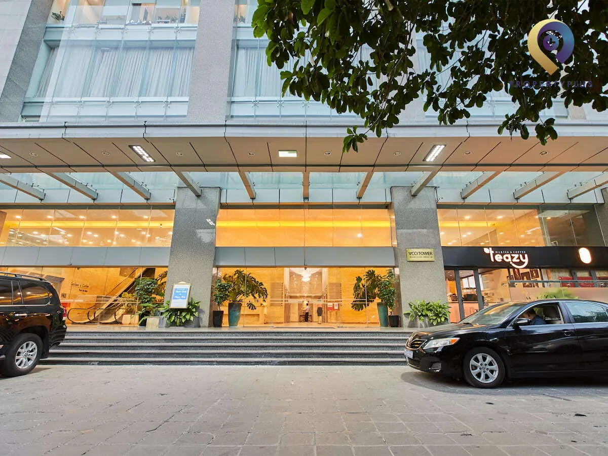 Khu vực sảnh ngoài tòa nhà VCCI Tower nhìn từ phía trước.